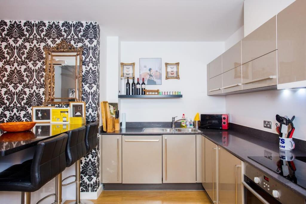 Unique & Welcoming 2Bd Flat In Limehouse Apartment Лондон Екстериор снимка