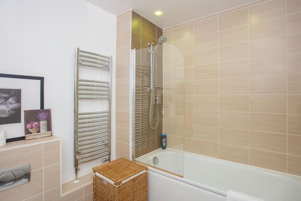 Unique & Welcoming 2Bd Flat In Limehouse Apartment Лондон Екстериор снимка